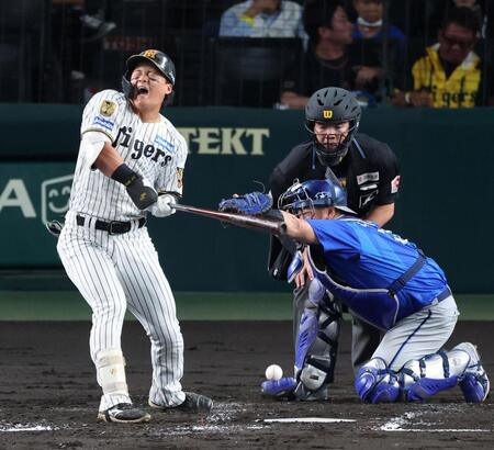 ２回、死球を受ける前川（撮影・山口登）