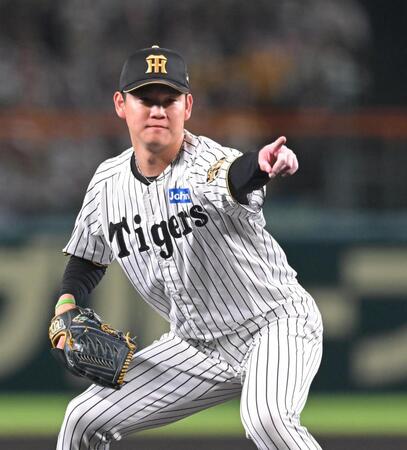 ６回、スイングをアピールする及川（撮影・飯室逸平）