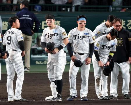 試合を終え、ファンにあいさつする佐藤輝（左から２人）ら阪神ナイン（撮影・山口登）