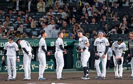 敗戦が決まりファンへあいさつする森下、佐藤輝ら（撮影・立川洋一郎）