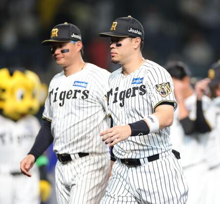 ナインと共にファンへの挨拶を終え、引き揚げる佐藤輝（左は森下）＝撮影・坂部計介