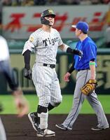 ８回、中飛に倒れベンチへ引き揚げる佐藤輝＝１４日