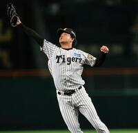 ２回、松尾の打球に飛びつく高橋（撮影・田中太一）