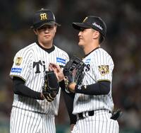 ４回、エンカーナシオンを併殺に仕留めた高寺（右）を迎える高橋（撮影・坂部計介）