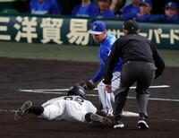 ９回、二塁走者の植田は盗塁を決める（撮影・山口登）