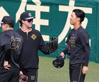 １軍に合流した浜田（中央）と岡城（右）＝撮影・山口登