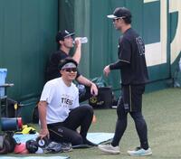 ウオーミングアップをする森下（左）＝撮影・立川洋一郎