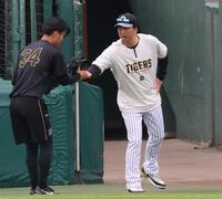 岡城（左）とタッチを交わす藤川監督（撮影・立川洋一郎）