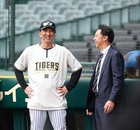 宮本慎也氏（右）と談笑する藤川監督（撮影・西田忠信）