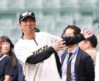 笑顔で練習を見る藤川監督（撮影・西田忠信）