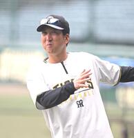 明るい表情で練習を見守る藤川監督（撮影・飯室逸平）