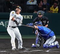 ２回、死球を受ける前川（撮影・山口登）