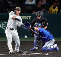 ２回、死球を受ける前川（撮影・山口登）