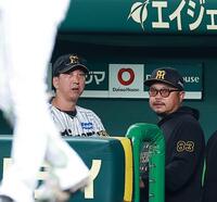 ２回、前川が死球を受け厳しい表情の藤川監督（左）と小谷野コーチ（撮影・西田忠信）