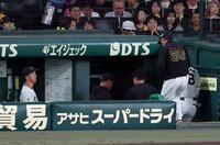 ２回、前川（右）は死球を受けベンチ裏に向かう（左は藤川監督）＝撮影・山口登