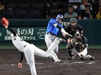 ３回、才木から中越えに先制３ランを放つ佐野（撮影・山口登）