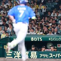 ３回、先制３ランの佐野（手前）を見つめる佐藤輝（撮影・西田忠信）