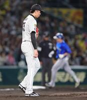３回、佐野（右）に３ランを浴び、呆然とする才木（撮影・坂部計介）