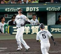 ７回、森下は中飛に倒れる（撮影・山口登）