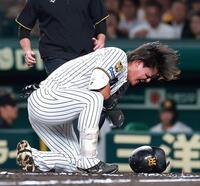 ２回、死球を受けうずくまる前川（撮影・西田忠信）