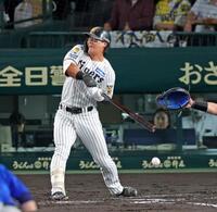 ２回、死球を受ける前川（撮影・立川洋一郎）