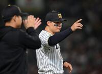 ９回、守備から戻るナインを鼓舞する森下（撮影・坂部計介）