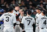 １回、マウンドに集まる内野陣と話をする才木（撮影・田中太一）