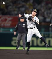 ６回、勝又の打球を熊谷が一塁へ悪送球、走者は二塁へ（撮影・坂部計介）