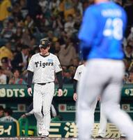 ＤｅＮＡに３連敗を喫し、整列に向かう藤川監督（撮影・西田忠信）