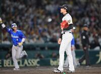 ３回、佐野に３ランを浴び、呆然とする才木（撮影・坂部計介）