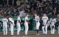 敗戦が決まりファンへあいさつする森下、佐藤輝ら（撮影・立川洋一郎）