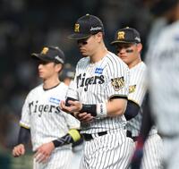 ナインと共にファンへの挨拶を終え、引き揚げる佐藤輝（撮影・坂部計介）
