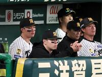 ３回、ベンチから戦況を見つめる佐藤輝（手前）と森下（撮影・田中太一）