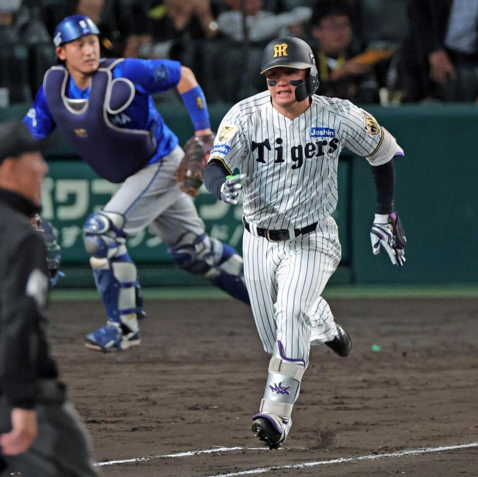６回、内野ゴロを打ち一塁へ駆ける森下