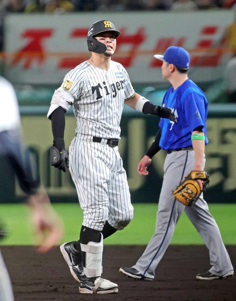 ８回、中飛に倒れベンチへ引き揚げる佐藤輝＝１４日