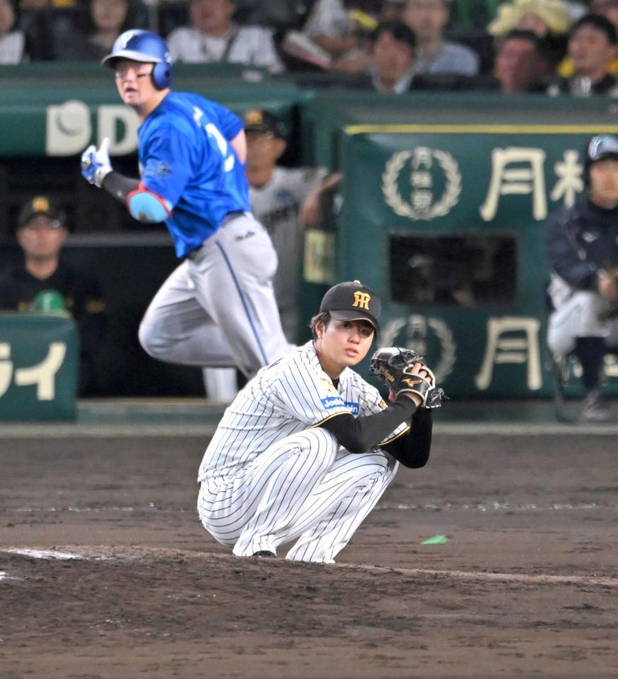 ８回、牧に先制ソロを打たれ、しゃがみ込む高橋（撮影・飯室逸平）