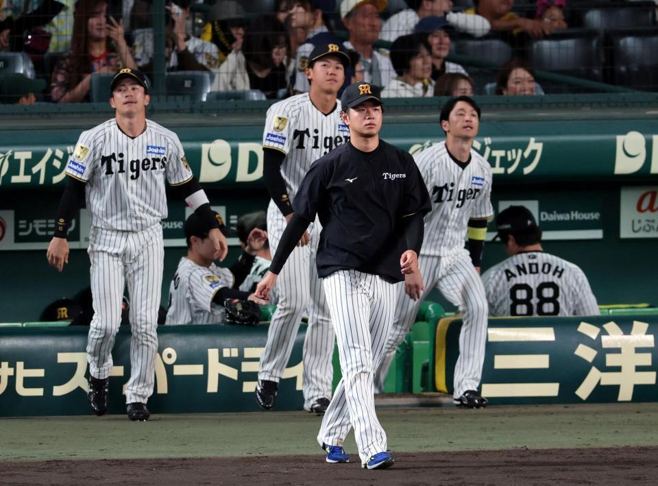 高橋（中央）ら阪神ナインは試合を終えベンチから出でファンのへのあいさつに向かう（撮影・山口登）