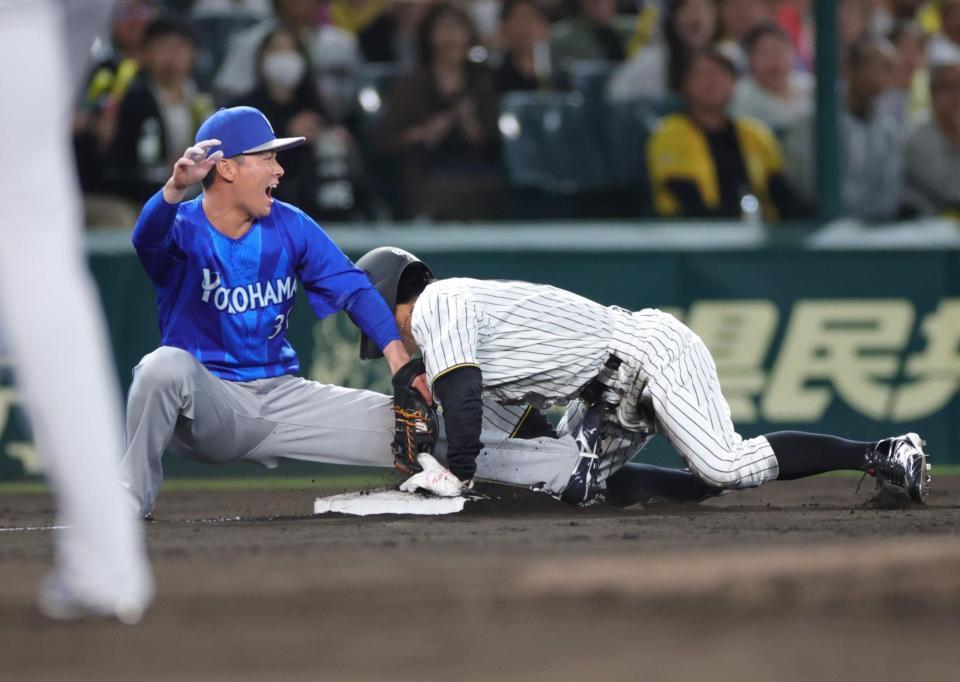 ９回、植田は三盗を決める（撮影・坂部計介）