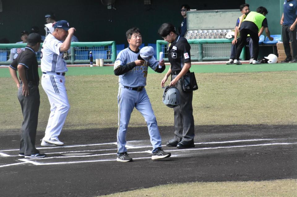 メンバー表交換を終えた平田２軍監督