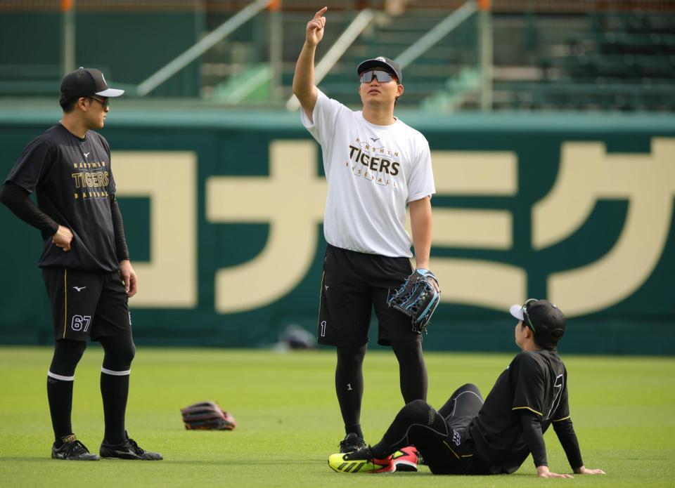 試合前に練習に姿を見せ、高寺（左）、中野と話す森下（撮影・坂部計介）