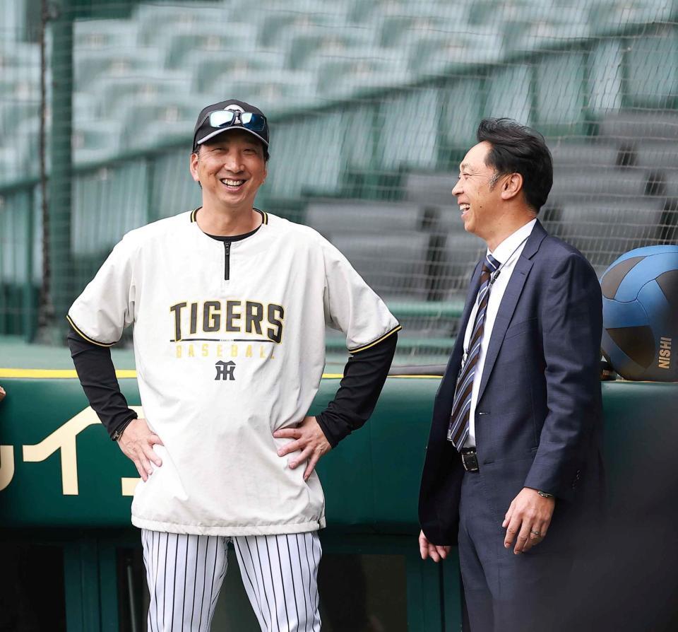 宮本慎也氏（右）と談笑する藤川監督（撮影・西田忠信）