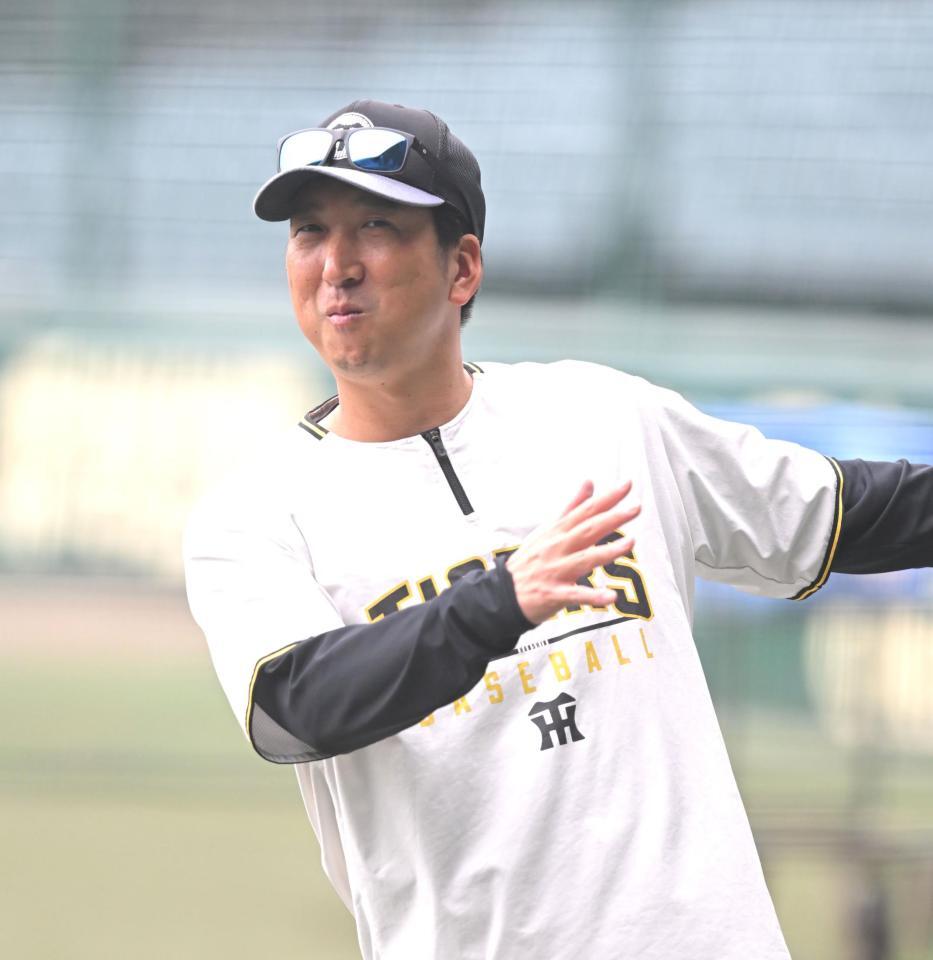 明るい表情で練習を見守る藤川監督（撮影・飯室逸平）