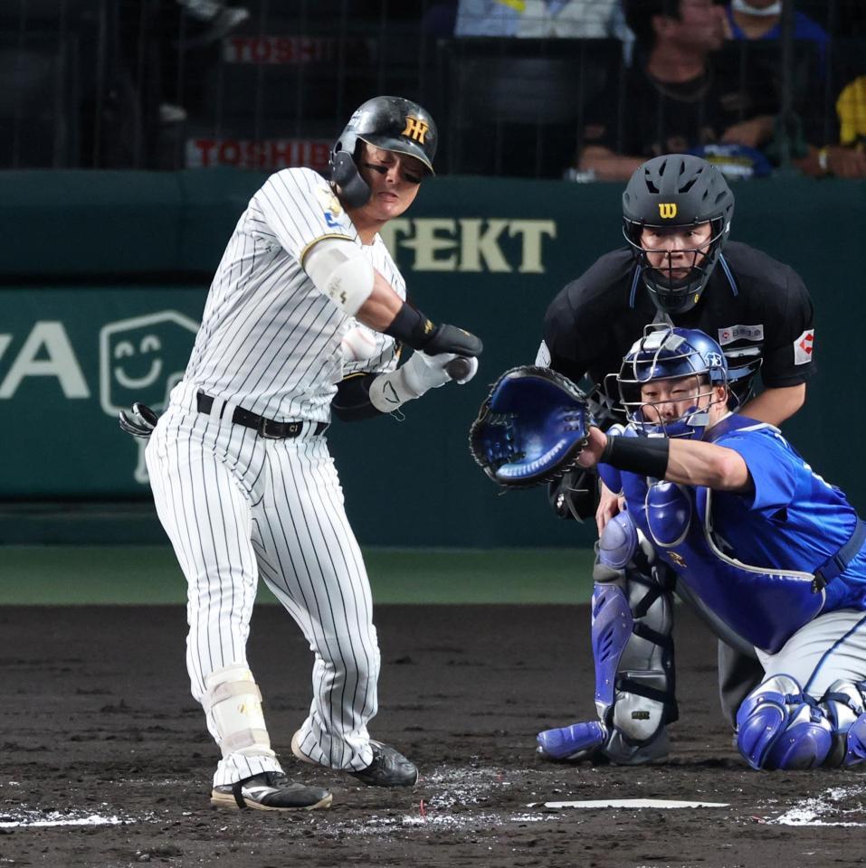 ２回、死球を受ける前川（撮影・山口登）