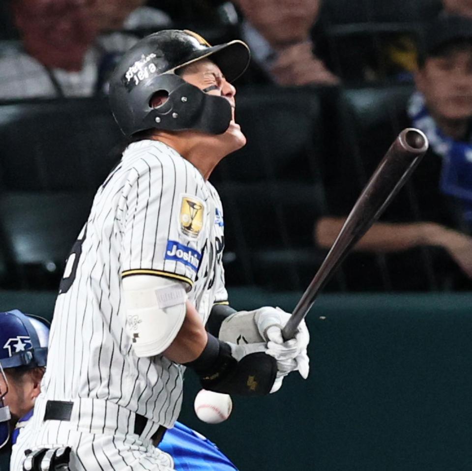 ２回、死球を受ける前川（撮影・田中太一）