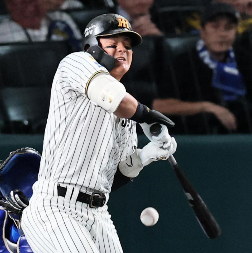 ２回、死球を受ける前川（撮影・田中太一）