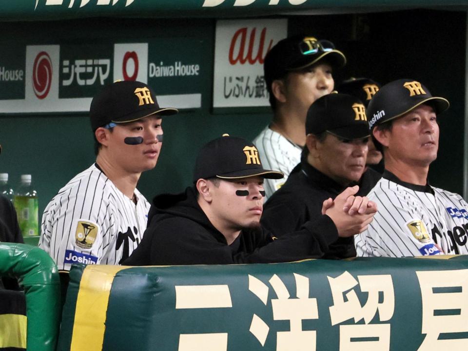 ３回、ベンチから戦況を見つめる佐藤輝（手前）と森下（撮影・田中太一）