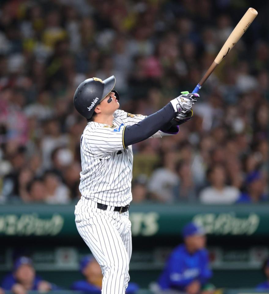 ７回、森下は中飛に倒れる（撮影・坂部計介）