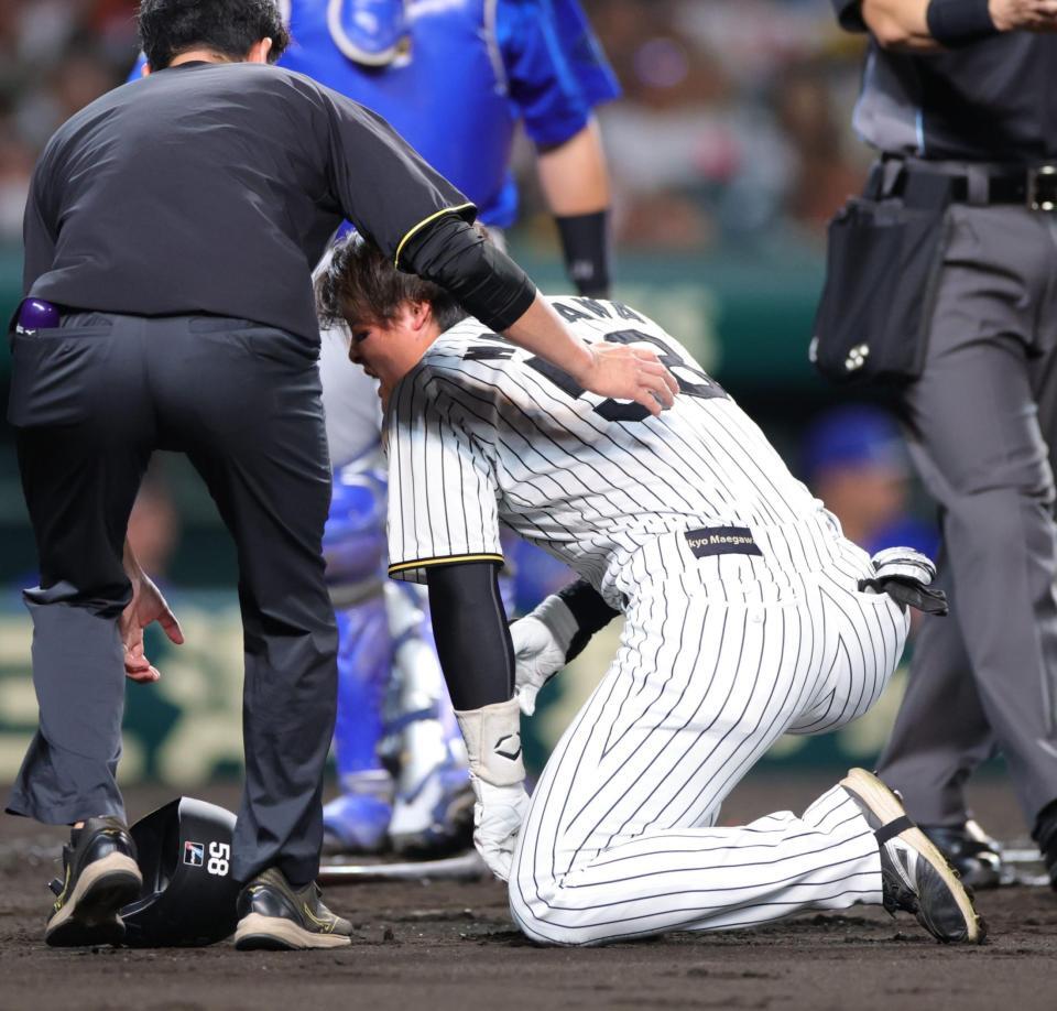 ２回、前川は手首付近に死球を受け、倒れ込む（撮影・坂部計介）