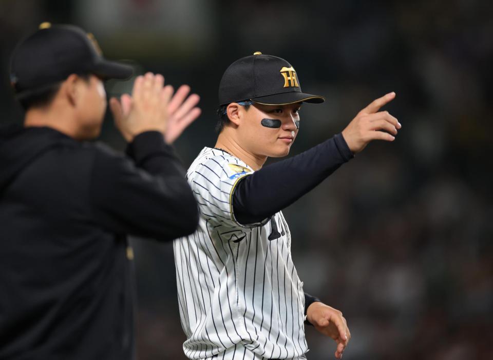 ９回、守備から戻るナインを鼓舞する森下（撮影・坂部計介）