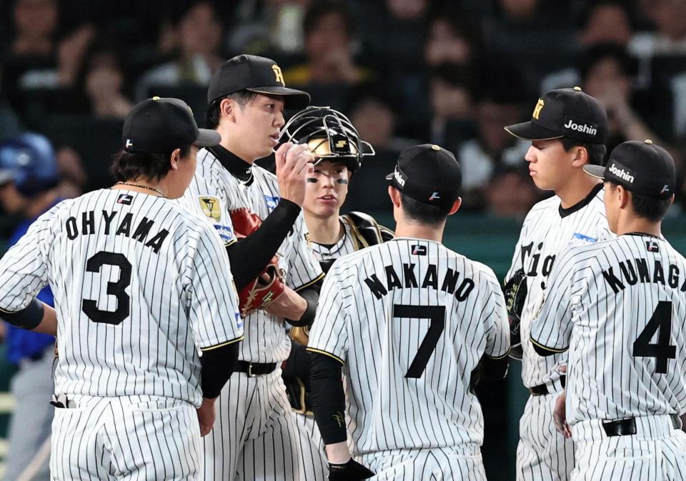 １回、マウンドに集まる内野陣と話をする才木（撮影・田中太一）
